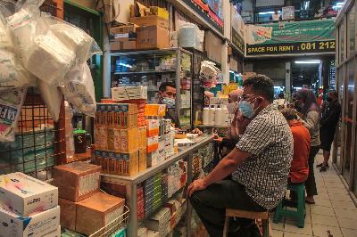 Pelanggan bertransaksi obat dan vitamin di Pasar Pramuka, Jakarta, 28 Juni 2021. TEMPO/Hilman Fathurrahman W