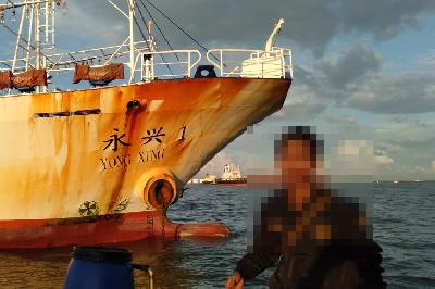 Anak buah kapal Tai Xing berfoto dengan latar kapal Yong Xing. Istimewa
