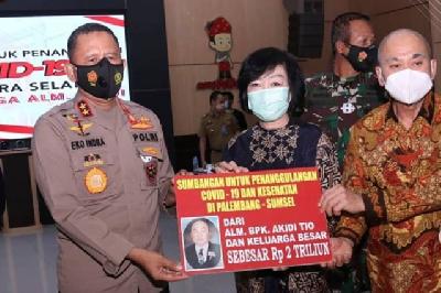 Kapolda Sumatera Selatan, Eko Indra Heri menerima hibah Rp 2 Triliun dari keluarga almarhum Akidi Tio di Mapolda Sumsel, 26 Juli 2021. Dok. Humas Polda Sumsel 