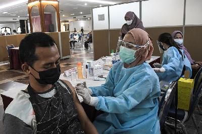 Petugas medis (kanan) menyuntikkan vaksin Covid -19 di Jakarta Timur, 2 Agustus 2021. ANTARA/Fakhri Hermansyah
