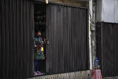 Pedagang menutup tokonya saat Pemberlakuan Pembatasan Kegiatan Masyarakat (PPKM) level 4 di Pasar Baru, Jakarta, 2 Agustus 2021. ANTARA/Hafidz Mubarak A