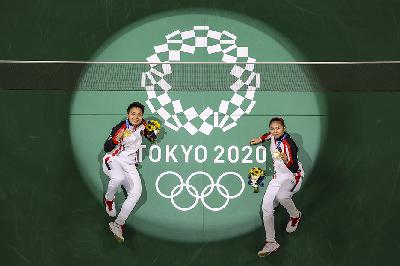 Peraih medali emas cabang bulutangkis nomor ganda putri Greysia Polii dan Apriyani Rahayu pada Olimpiade Tokyo 2020 di Musashino Forest Sport Plaza, Tokyo, Jepang, 2 Agustus 2021. REUTERS/Lintao Zhang
