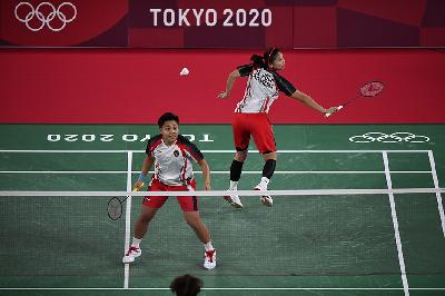 Pebulutangkis ganda Putri Indonesia Apriyani Rahayu (depan) dan Greysia Pollii dalam final Olimpiade Tokyo 2020 di Musashino Forest Sport Plaza, Tokyo, Jepang, 2 Agustus 2021. ANTARA/Sigid Kurniawan