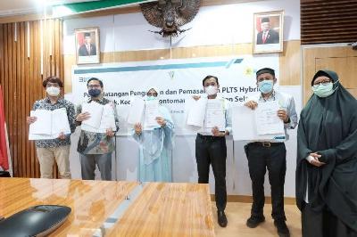 PLN menandatangani pengadaan dan pemasangan Pembangkit Listrik Tenaga Surya (PLTS) Hybrid di Desa Parak, Kecamatan Bontomanai, Kabupaten Selayar, Sulawesi Selatan di Makassar. ANTARA Foto/HO-Humas PLN Sulselrabar