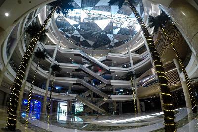 Suasana pusat perbelanjaan yang sepi pengunjung saat di berlakukannnya PPKM level 4 di Jakarta, 26 Juli 2021. Tempo/Tony Hartawan
