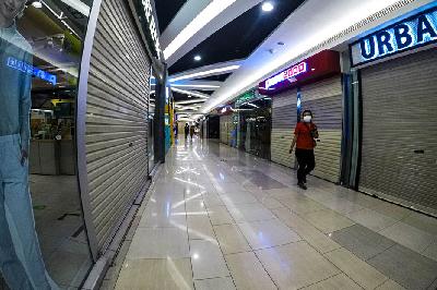Sejumlah toko yang tutup saat diberlakukannnya PPKM level 4 di Jakarta, 26 Juli 2021.  Tempo/Tony Hartawan