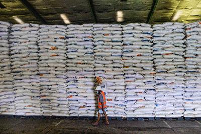 Aktivitas bongkar muat beras di Gudang Bulog Kelapa Gading, Jakarta, 19 Maret 2021. Tempo/Tony Hartawan