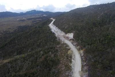 Pengerjaan Jalur Trans Papua di Wamena, Papua, 2017. ANTARA/Indrianto Eko Suwarso