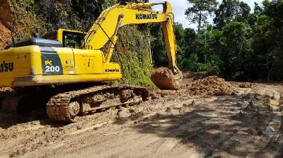 Alat berat sedang membelah hutan untuk proyek jalan Trans Papua. pu.go.id