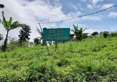Salah satu bidang lahan milik HGU PTPN VIII dipasangi plang di Bogor, 2 Juli 2021. Tempo/M.A Murtadho