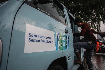Penumpang bersiap menaiki angkutan kota jurusan Tanah Abang-Tawakal di Tanah Abang, Jakarta. TEMPO/M Taufan Rengganis