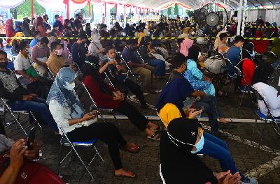Antre mengikuti vaksinasi COVID-19 massal di Kudus, Jawa Tengah, 5 Agustus 2021.  ANTARA/Yusuf Nugroho