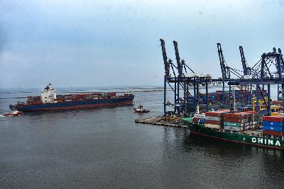 Aktifitas kapal ekspor impor di Pelabuhan Tanjung Priok, Jakarta, 15 Maret 2021. Tempo/Tony Hartawan