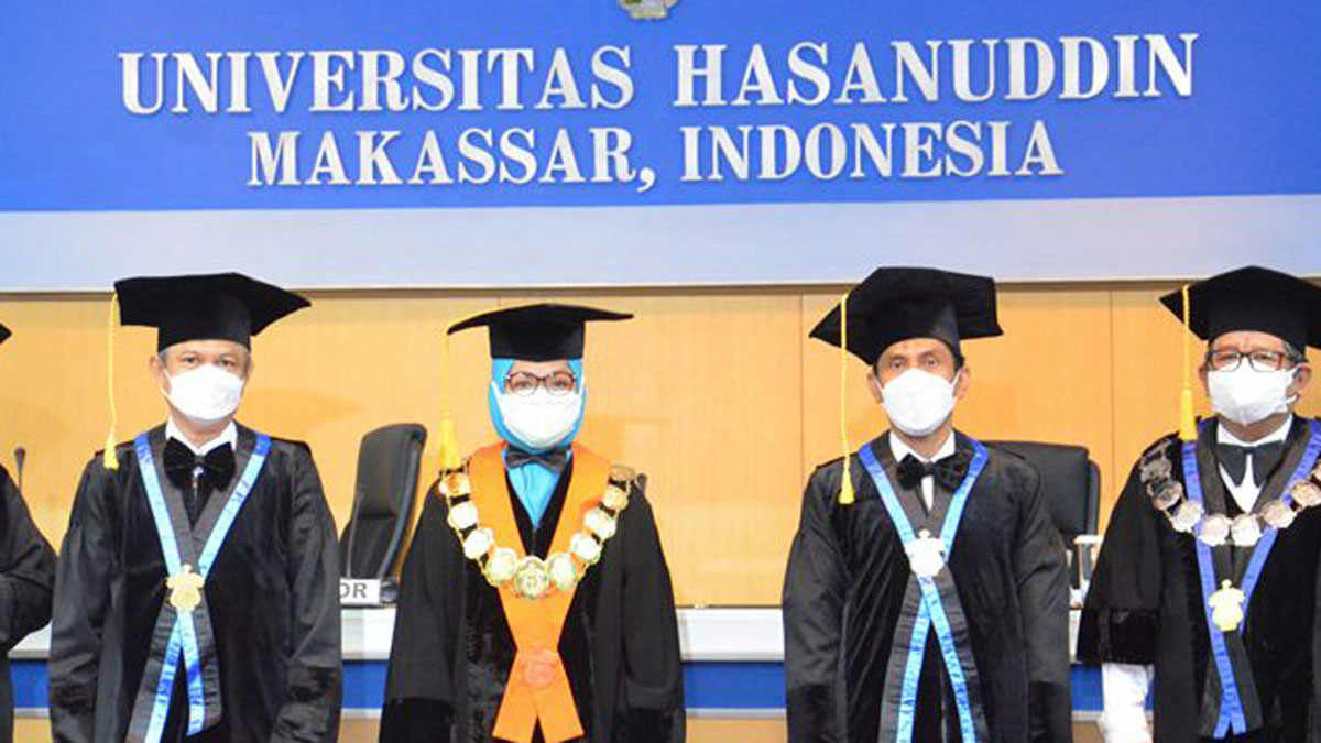 Budi Nurwahyu dan Nurdin saat dikukuhkan menjadi Guru Besar Universitas Hasanuddin Makassar. unhas.ac.id
