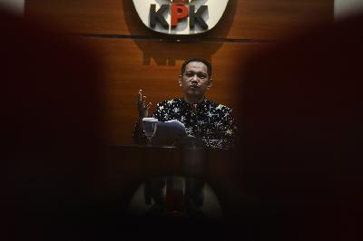 Wakil ketua KPK, Nurul Gufron, menyampaikan penolakan rekomendasi hasil temuan pemeriksaan Ombudsman RI terkait tes wawasan kebangsaan 75 orang pegawai KPK di gedung Komisi Pemberantasan Korupsi, Jakarta, 5 Agustus 2021. TEMPO/Imam Sukamto
