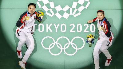 Apriyani Rahayu dan Greysia Polii usai menerima medali emas Olimpiade Tokyo 2020, 2 Agustus 2021, di Tokyo, Jepang./REUTERS/Lintao Zhang