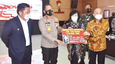 Kapolda Sumatera Selatan Irjen Pol Eko Indra Heri (kedua kiri), bersama Gubernur Sumatera Selatan Herman Deru (kiri) menerima bantuan sebesar Rp 2 triliun dari keluarga Akidi Tio untuk dana penanganan Covid-19, 26 Juli 2021./DOK. HUMAS POLDA SUMSEL
