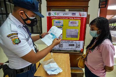 Petugas keamanan melakukan pengecekan sertifikat vaksin kepada pengunjung serta pemilik toko dan karyawan yang akan masuk kedalam ITC Cempaka Mas, Jakarta, 6 Agustus 2021. Tempo/Tony Hartawan