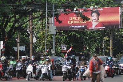 Bilboard Ketua DPR RI Puan Maharani di Jalan Pelajar Pejuang, Bandung, 6 Agustus 2021. TEMPO/Prima Mulia