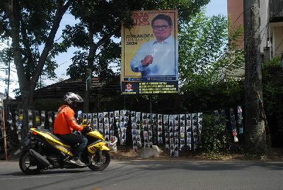 Bilboard Ketua Umum Golkar Airlangga Hartarto di Jalan Maskumambang, Bandung, 6 Agustus 2021. TEMPO/Prima Mulia