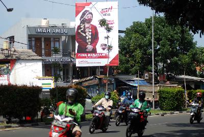 Bilboard Ketua DPR RI Puan Maharani di Jalan Laswi, Bandung, 6 Agustus 2021. TEMPO/Prima Mulia