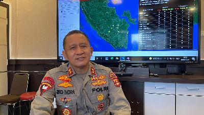 The South Sumatra Police Chief Insp. Gen. Eko Indra Heri when explaining the Rp2 trillion donation hoax in his office, August 6.
Tempo/Linda Trianita
