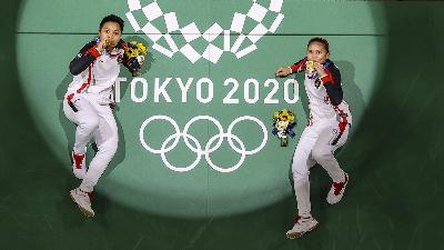 Gold medalists Greysia Polii and Apriyani Rahayu pose with their medals on the court in the Tokyo 2020 Olympics at Musashino Forest Sport Plaza, Tokyo, Japan, August 2. 
Reuters/Lintao Zhang
