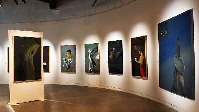 The Di Muka Jendela: Enigma exhibition featuring Goenawan Mohamad’s paintings in Salihara Arts Center, Jakarta. 
Salihara Doc./Witjak Widhi Cahya P
