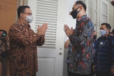 Gubernur DKI Jakarta Anies Baswedan (kiri) dan Ketua Umum Partai Demokrat Agus Harimurti Yudhoyono di Balai Kota Jakarta, 6 Mei 2021. TEMPO/Muhammad Hidayat