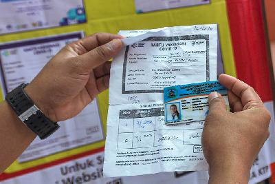 Pemeriksaan sertifikat vaksin sebelum masuk ke pusat perbelanjaan ITC Cempaka Mas di Jakarta, 6 Agustus 2021. Tempo/Tony Hartawan