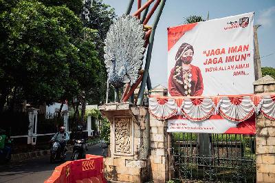 Baliho bergambar Ketua DPR RI yang juga petinggi PDIP, Puan Maharani terpajang di Jalan Harsono RM, Ragunan, Jakarta, 9 Agustus 2021. TEMPO/M Taufan Rengganis