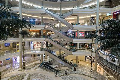 Suasana Mall Kota Kasablanka saat pembukaan kembali pusat perbelanjaan dengan pembatasan kapasitas pengunjung maksimal 25% dan jam operasional di Jakarta, 10 Agustus 2021. TEMPO/Tony Hartawan