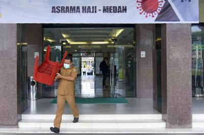 Petugas menyiapkan Asrama Haji Medan untuk isolasi terpusat pasien COVID-19 bergejala ringan dan sedang di Sumatera Utara, 10 Agustus 2021. ANTARA/Fransisco Carolio