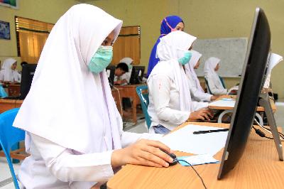 Siswa mengikuti Ujian Nasional Berbasis Komputer (UNBK) di Aceh Timur, Aceh,17 Maret 2020. ANTARA/Syifa Yulinnas