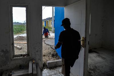 Pekerja menyelesaikan pembangunan rumah bersubsidi di Babelan, Bekasi, Jawa Barat. Tempo/Tony Hartawan