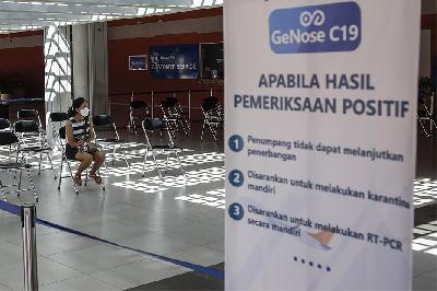 Seorang penumpang menunggu hasil tes Genose COVID19 di Bandara I Gusti Ngurah Rai, Kuta, Bali, 29 Juni 2021. TEMPO/Johannes P. Christo