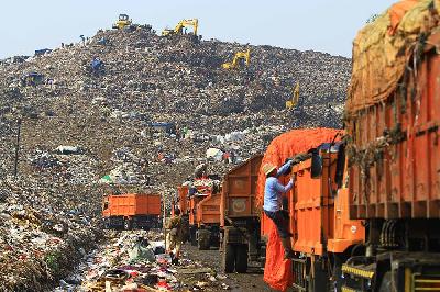 Truk sampah dari DKI Jakarta di Tempat Pengolahan Sampah Terpadu Bantar Gebang, Bekasi. TEMPO/Subekti