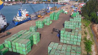 Container yard di Pelabuhan Batu Ampar