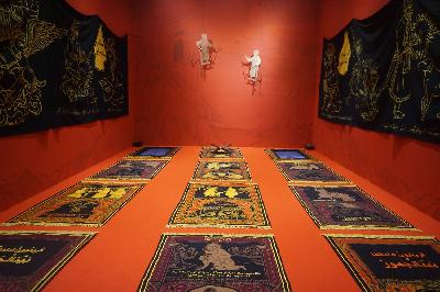 Seni instalasi "Primbon Adamakna Betaljemur" karya kolaborasi perupa Prihatmoko Moki dengan sejumlah seniman lintas disiplin dalam ArtJog 2021 di Jogja National Museum, 12 Agustus 2021. TEMPO/Shinta Maharani