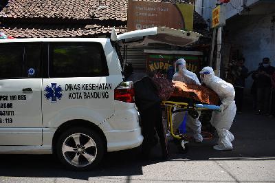Petugas Dinas Kesehatan Kota Bandung mengambil sampel nasofaring saat swab antigen di Cihampelas, Bandung, 23 Juni 2021. TEMPO/Prima Mulia