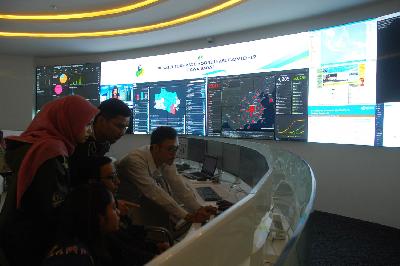 Petugas memperbarui informasi Covid-19 di Pusat Koordinasi & Informasi Covid-19 Provinsi Jawa Barat, Bandung, 5 Maret 2020. TEMPO/Prima mulia