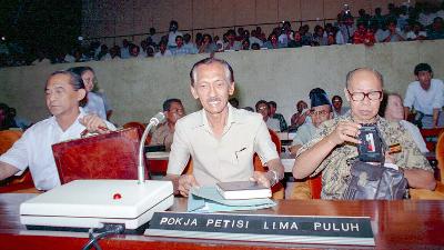Ali Sadikin (kiri), Hoegeng Iman Santoso (kanan), dan rekan yang tergabung dalam Pokja Petisi 50 dalam rapat dengar pendapat dengan anggota Komisi II dan III DPR di Gedung MPR/ DPR RI, Jakarta, 1991. Dok. TEMPO/Rully Kesuma