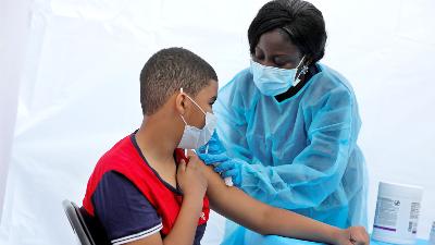 Pemberian dosis vaksin Pfizer-BioNTech oleh perawat dalam acara vaksinasi untuk remaja dan orang dewasa di Bronx, New York City, New York, AS, 4 Juni 2021. REUTERS/Mike Segar/File Foto