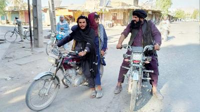 Pejuang Taliban berpatroli di Farah, Afghanistan 11 Agustus 2021. REUTERS/Stringer 
