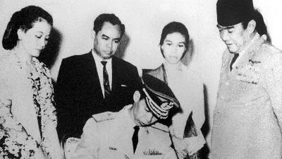 Pelantikan Hoegeng Iman Santoso menjadi Menteri Iuran Negara oleh Presiden Soekarno, tahun 1965./Dok. Keluarga Hoegeng
