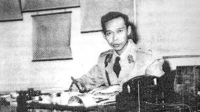 Hoegeng di ruang kerjanya, saat menjabat sebagai Kepala Bagian Reserse Kriminal di Kepolisian Sumatera Utara, 1956./Buku Hoegeng, Polisi: Idaman dan Kenyataan