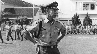 Hoegeng Iman Santoso, saat menjadi Kapolri, mengawasi persiapan upacara di Lapangan Mabes Polri, Jakarta, antara 1968-1971. Dok. Keluarga