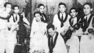 Hoegeng (kedua kiri) bersama grup musiknya, Hawaiian Band: The Dream Lovers, dari Fakultas Hukum (Recht Hoge School) di Batavia, 1940./Buku Hoegeng, Polisi: Idaman dan Kenyataan