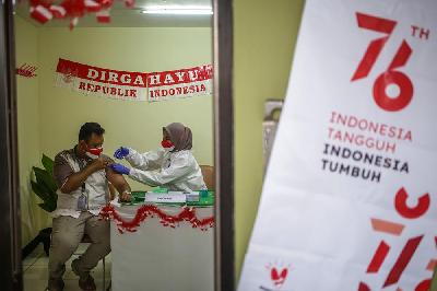 Vaksinator menyuntikkan vaksin dosis ketiga atau booster kepada tenaga kesehatan di Rumah Sakit Umum Daerah Matraman, Jakarta, 6 Agustus 2021. Tempo/Hilman Fathurrahman W