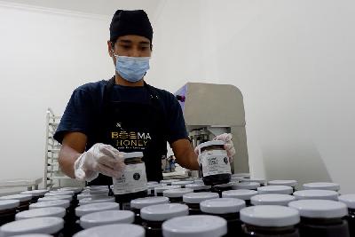 Seorang pekerja mengemas produk Beema Honey Black Garlic Honey di PT Beema Boga Arta, Pondok Cabe Udik, Tangerang Selatan, 13 Agustus 2021. Tempo/Bintari Rahmanita